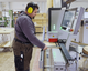 Mitarbeiter an der Maschine